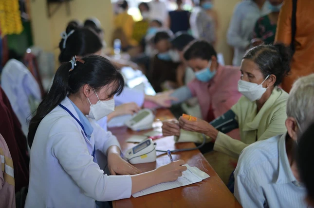 Khám bệnh đến người dân