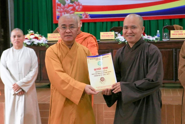 Trao quyết định đến Ban Văn hóa Phật giáo tỉnh