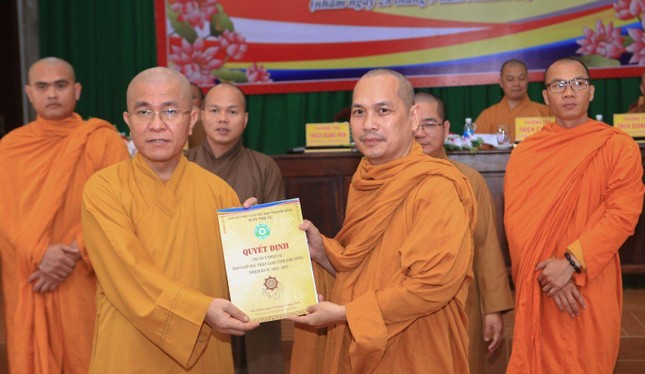 Trao quyết định đến Ban Giáo dục Phật giáo tỉnh