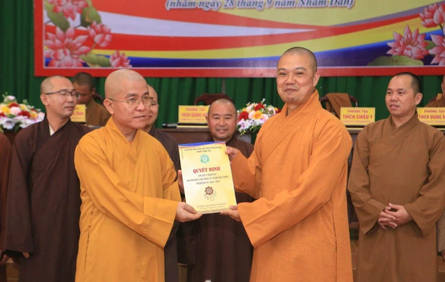 Trao quyết định đến Thượng tọa Thích Chiếu Ý, Trưởng ban Hướng dẫn Phật tử tỉnh Đắk Nông