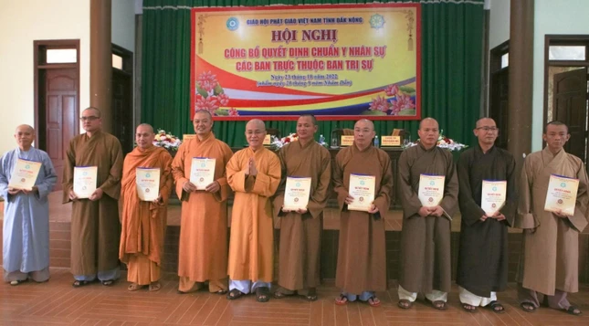 Thượng tọa Thích Quảng Hiền trao quyết định đến các ban chuyên môn