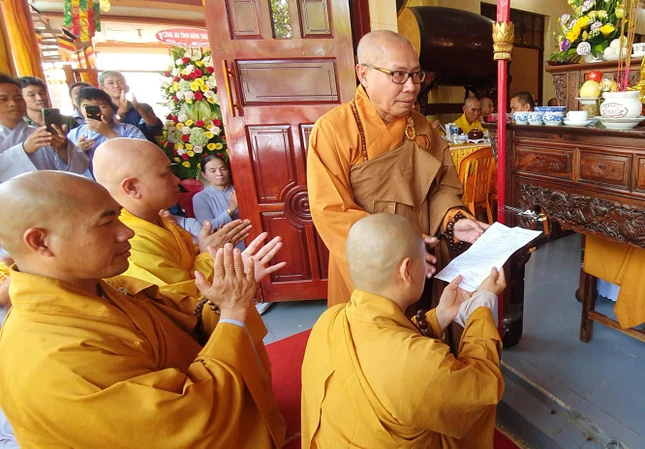 Hòa thượng Thích Trí Huệ, Phó ban Trị sự GHPGVN tỉnh kiêm Trưởng Ban Trị sự GHPGVN huyện Tuy Phong trao quyết định bổ nhiệm trụ trì đến Đại đức Thích Quảng Long - Ảnh: Truyền thông Phật giáo Hòa thượng Thích Trí Huệ, Phó ban Trị sự GHPGVN tỉnh kiêm Trưởng Ban Trị sự GHPGVN huyện Tuy Phong trao quyết định bổ nhiệm trụ trì đến Đại đức Thích Quảng Long - Ảnh: Truyền thông Phật giáo