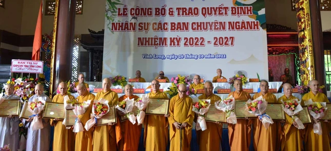 Hòa thượng Thích Như Tước trao Bằng tuyên dương công đức đến các ban chuyên môn