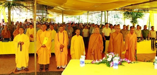 Chư tôn đức, cùng đại diện chính quyền và Phật tử tham dự