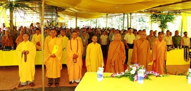 Chư tôn đức, cùng đại diện chính quyền và Phật tử tham dự Chư tôn đức, cùng đại diện chính quyền và Phật tử tham dự