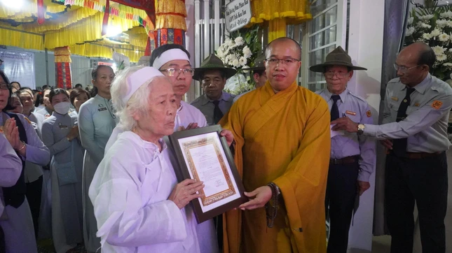 Đại đức Thích Nhuận Thông trao quyết định truy thăng cấp Dũng cho Huynh trưởng Dương Năm đến gia đình Đại đức Thích Nhuận Thông trao quyết định truy thăng cấp Dũng cho Huynh trưởng Dương Năm đến gia đình