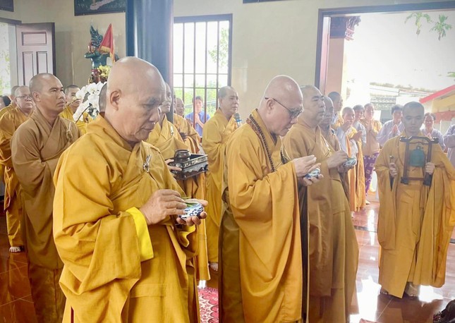 Chư tôn đức thực hiện nghi thức sái tịnh