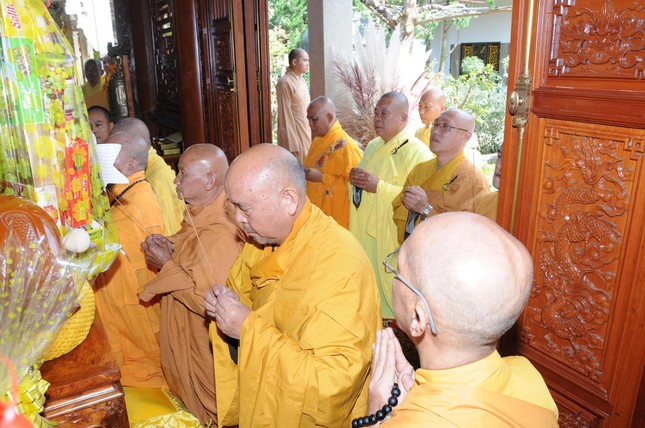 Thành kính dâng hương Thành kính dâng hương