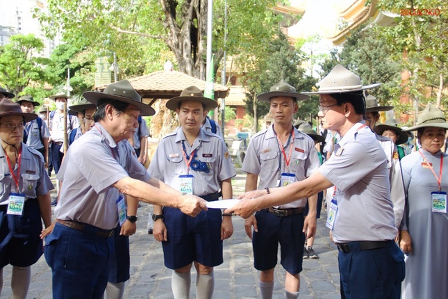 Huynh trưởng Thị Cư trao quyết định thành lập Ban Quản trại đến Huynh trưởng Minh Hạnh