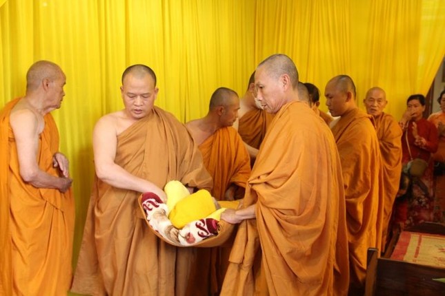 Trong tiếng niệm Phật trầm hùng, môn đồ pháp quyến đã thành kính cung thỉnh nhục thân của Hòa thượng đến Giác linh đường