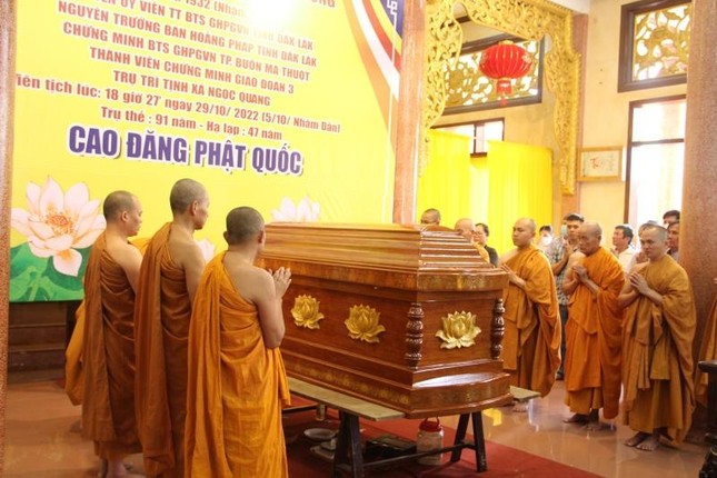 Cung thỉnh nhục thân Hòa thượng nhập kim quan