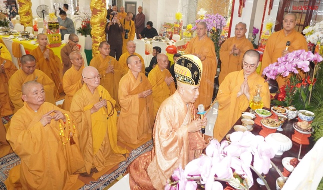 Thượng tọa Thích Quảng Chơn, Trưởng ban Nghi lễ Phật giáo TP.HCM sám chủ buổi lễ