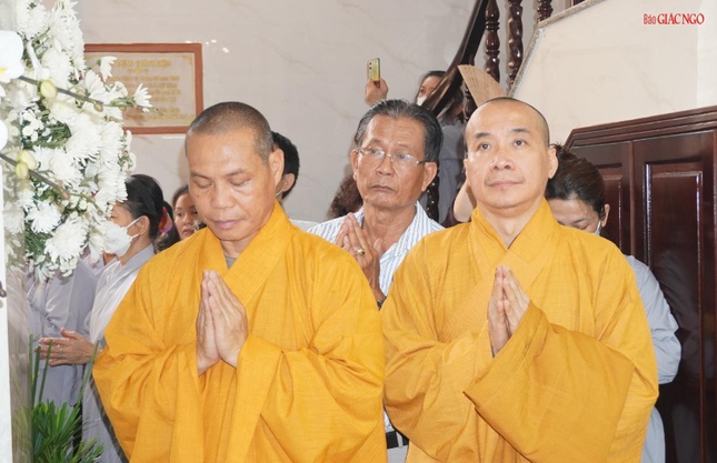 Thành kính tưởng niệm