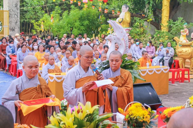 Sư cô Thích Nữ Giới Nguyện dâng lời phát nguyện