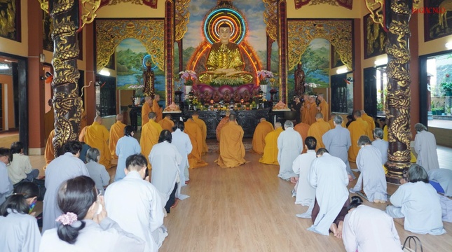 Trang nghiêm khóa lễ khai kinh cúng ngọ tại chánh điện chùa Hưng Phước