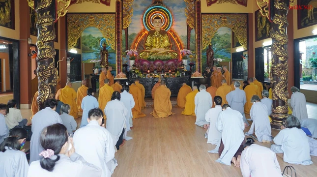 Trang nghiêm khóa lễ khai kinh cúng ngọ tại chánh điện chùa Hưng Phước Trang nghiêm khóa lễ khai kinh cúng ngọ tại chánh điện chùa Hưng Phước