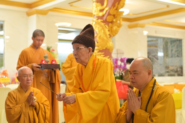Trưởng lão Hòa thượng Thích Đức Nghiệp, Phó Pháp chủ GHPGVN thắp hương tưởng niệm - Ảnh: Phước Toàn