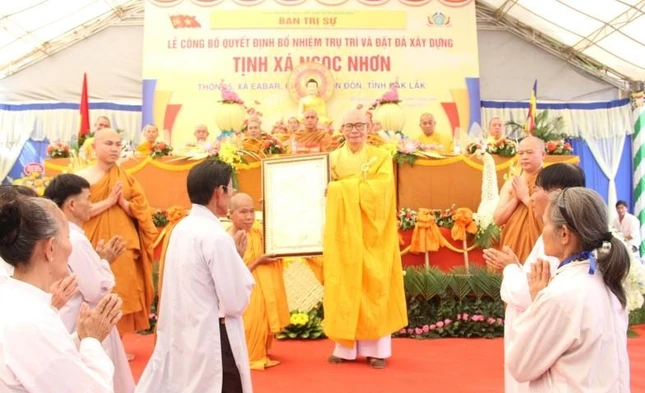 Hòa thượng Thích Châu Quang trao quyết định bổ nhiệm đến Đại đức Thích Giác Thủy