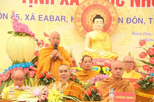 Hòa thượng Thích Giác Trí khuyến tấn đến Đại đức tân trụ trì