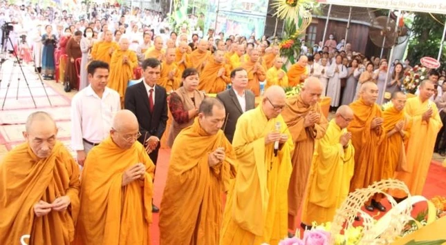 Dâng hương sái tịnh cầu nguyện lễ đặt đá cho công tác trùng tu xây dựng Tịnh xá Ngọc Nhơn