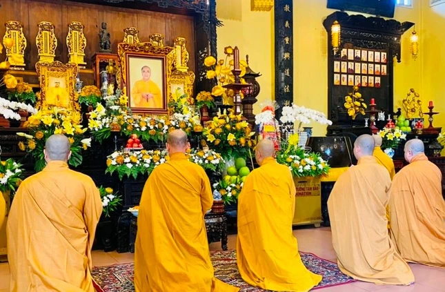 Chư tôn đức chùa Ấn Quang tưởng niệm húy nhật Trưởng lão Hòa thượng Thích Trí Quang