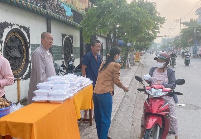 Chùa Minh Giác tặng các suất cơm chay gieo duyên đến người dân - Ảnh: Đ.Quảng