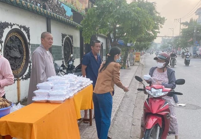 Chùa Minh Giác tặng các suất cơm chay gieo duyên đến người dân - Ảnh: Đ.Quảng