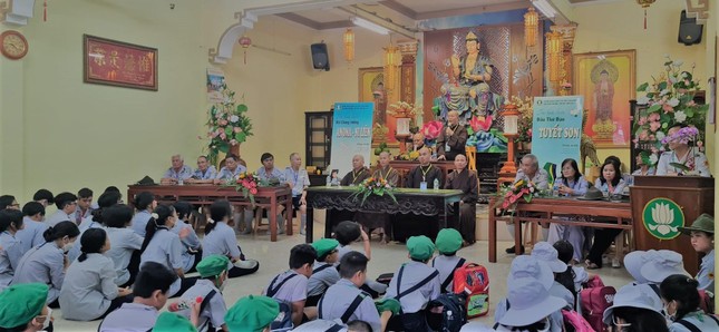 Thượng tọa Thích Đạt Đức thay mặt chư tôn đức ban đạo từ chứng minh