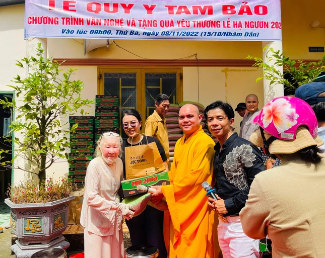 Trao quà đến bà con khó khăn