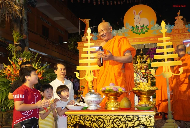 Hòa thượng Danh Lung nói về ý nghĩa lễ đút cốm dẹp