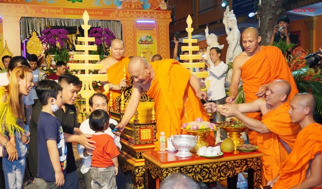 Sau khi được Hòa thượng đút cốm dẹp, các em nhỏ nói lên điều ước của mình trong năm sắp đến Sau khi được Hòa thượng đút cốm dẹp, các em nhỏ nói lên điều ước của mình trong năm sắp đến