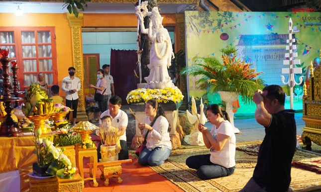 Vào đêm Rằm, khi mặt trăng vừa lên cao, tỏa sáng khắp mọi nơi, bà con tập trung tại sân chùa để làm lễ cúng trăng Vào đêm Rằm, khi mặt trăng vừa lên cao, tỏa sáng khắp mọi nơi, bà con tập trung tại sân chùa để làm lễ cúng trăng