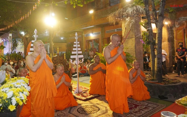 Chư tôn đức dâng hương