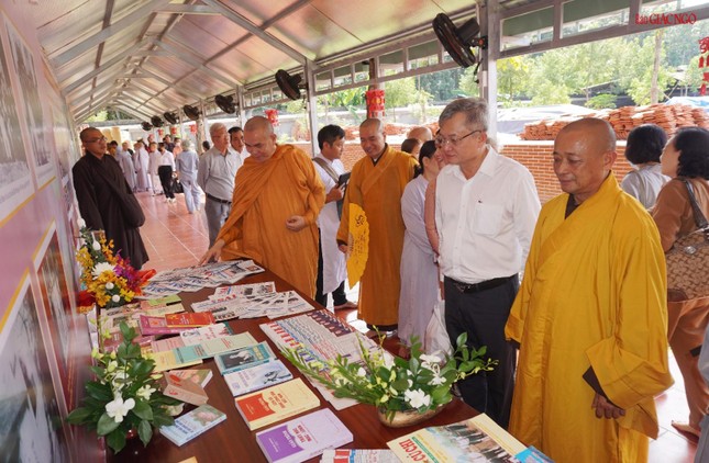 "Không gian văn hóa Hồ Chí Minh" với các tư liệu hình ảnh, sách tại chùa Hoằng Linh "Không gian văn hóa Hồ Chí Minh" với các tư liệu hình ảnh, sách tại chùa Hoằng Linh