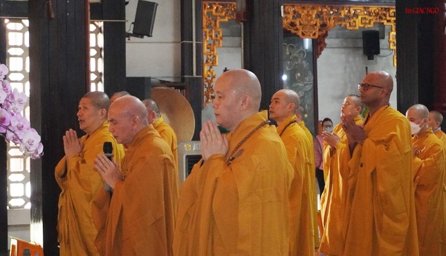 Chư tôn đức với khóa lễ tại chánh điện