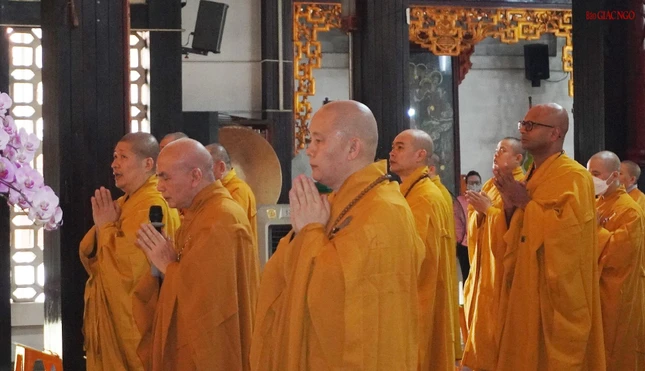 Chư tôn đức với khóa lễ tại chánh điện