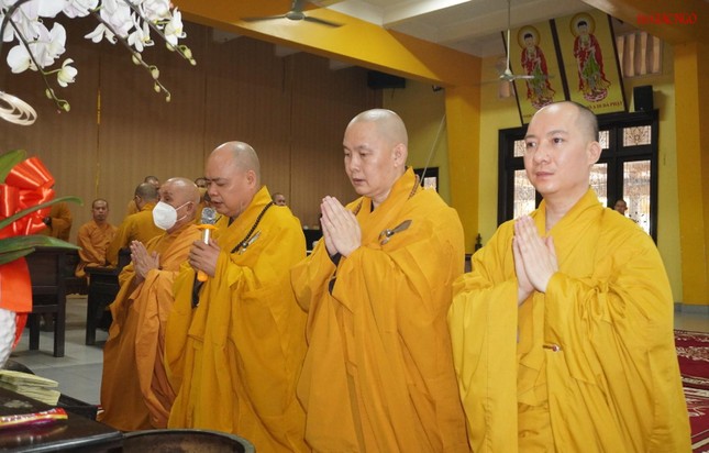 Thượng tọa Thích Thanh Phong, trụ trì tổ đình Vĩnh Nghiêm, đại diện chư tôn đức tác bạch cúng dường trai Tăng