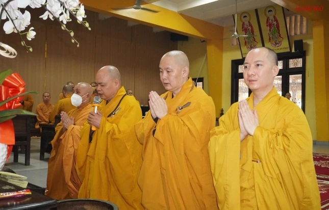 Thượng tọa Thích Thanh Phong, trụ trì tổ đình Vĩnh Nghiêm, đại diện chư tôn đức tác bạch cúng dường trai Tăng