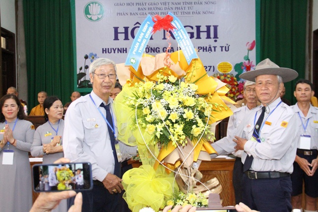 Huynh trưởng Tâm Duệ tặng lẵng hoa chúc mừng đến Phân ban Gia đình Phật tử tỉnh Đắk Nông nhiệm kỳ 2022-2027