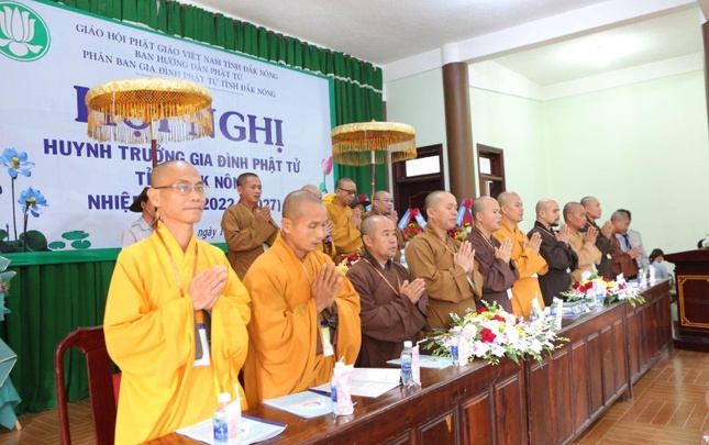 Chư tôn đức chứng minh