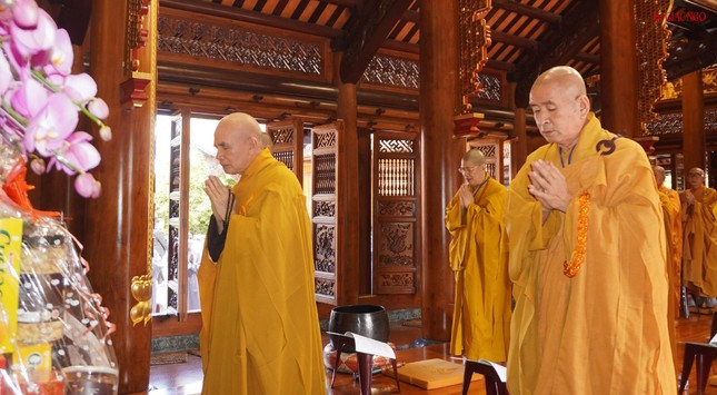 Chư tôn đức trang nghiêm khóa lễ tụng kinh Di giáo tại Phật điện tu viện Vĩnh Nghiêm
