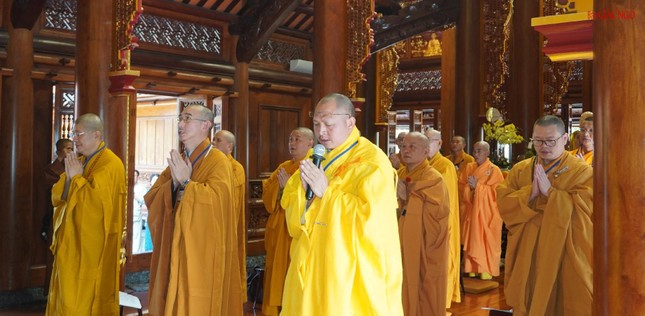 Chư Tăng phái tổ đình Vĩnh Nghiêm trong thời khóa tụng kinh tại Phật điện