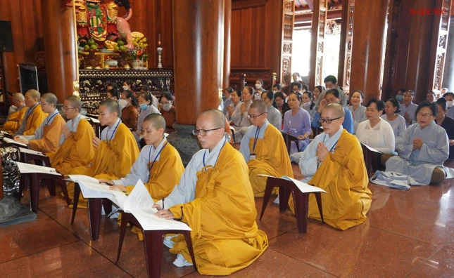 Chư tôn đức Ni và Phật tử