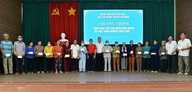 Đoàn trao quà đến gia đình chính sách khó khăn