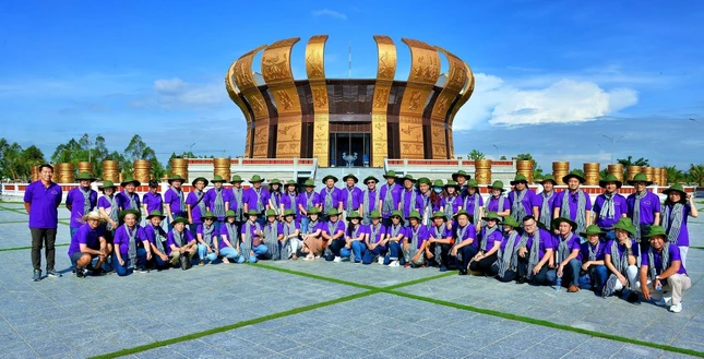 Đoàn lưu niệm ở Đền thờ Vua Hùng tại TP.Cần Thơ - Ảnh: Trần Thế Phong