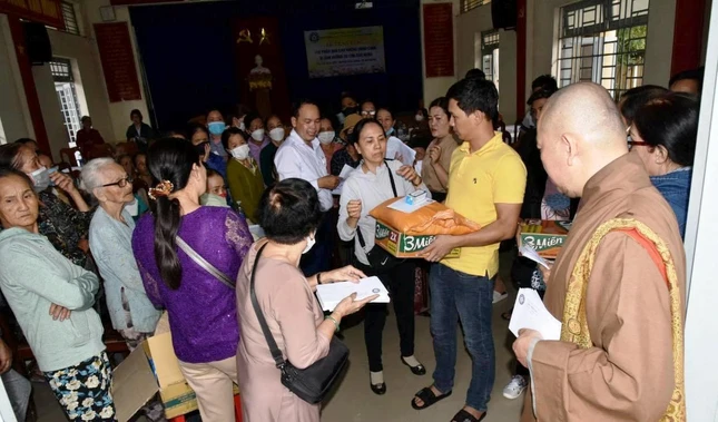 Những phần quà được chư tôn đức và Phật tử chùa Minh Giác gửi tặng đến bà con tại Đà Nẵng và TP.Huế