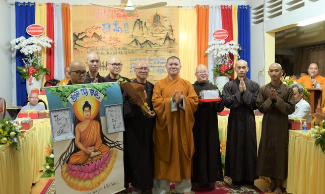 Chư tôn đức tặng quà thi báo tường - Ảnh: Phước Toàn