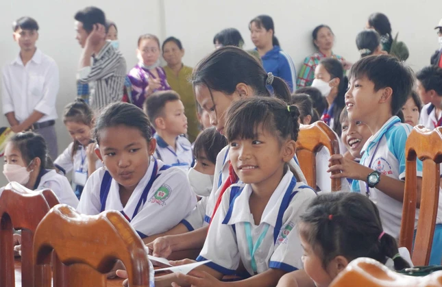 Niềm vui của em khi nhận những suất học bổng