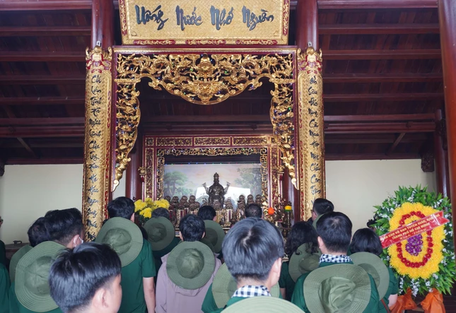 Đoàn dâng hoa, dâng hương tại Đền thờ Lạc Long Quân nơi Đất Mũi