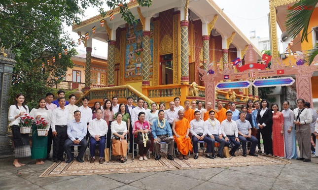Chụp ảnh lưu niệm cùng đoàn Bộ Lễ nghi - Tôn giáo Campuchia tại chùa Candaransai